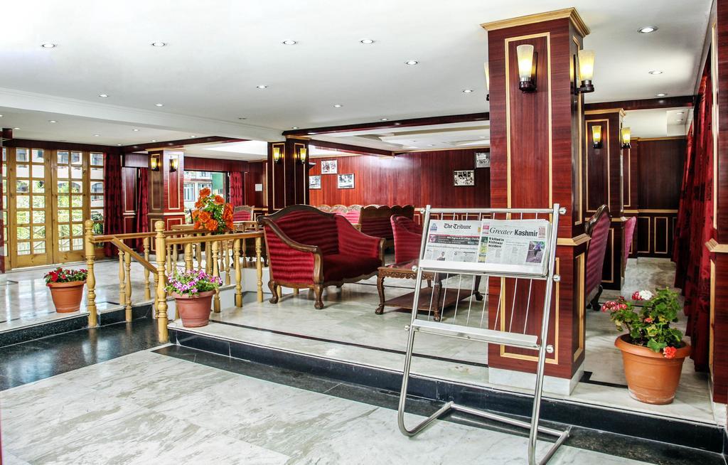 Holiday Plaza Hotel Srinagar  Exterior photo